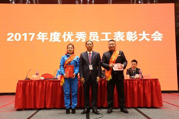 5、图为2017年度优秀经理人与万搏(中国)董事长合影.jpg 5、图为2017年度优秀经理人与万搏(中国)董事长合影.jpg