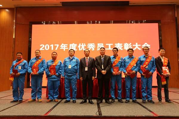 6、图为2017年度优秀员工与万搏(中国)领导合影.jpg 6、图为2017年度优秀员工与万搏(中国)领导合影.jpg