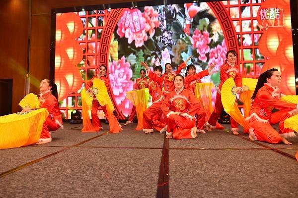 1图为迎春晚会舞蹈《红红的日子》.jpg 1图为迎春晚会舞蹈《红红的日子》.jpg