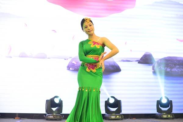 7图为迎春晚会傣族舞《水》.jpg 7图为迎春晚会傣族舞《水》.jpg