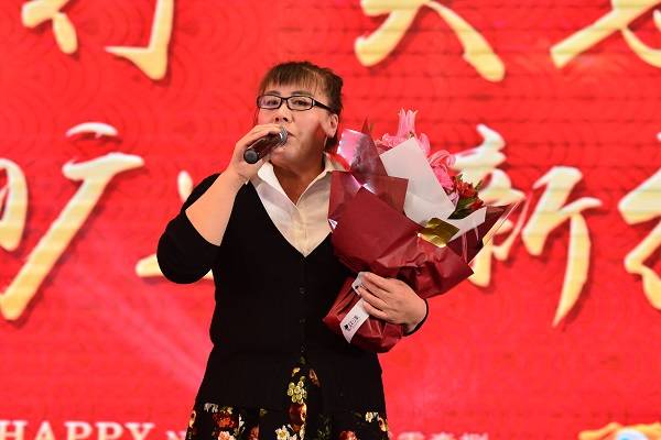 11图为迎春晚会独唱《人间第一情》.jpg 11图为迎春晚会独唱《人间第一情》.jpg