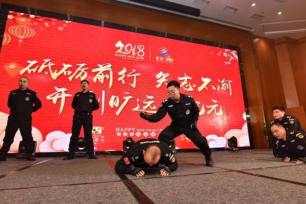 14图为迎春晚会节目《擒敌拳》.jpg 14图为迎春晚会节目《擒敌拳》.jpg
