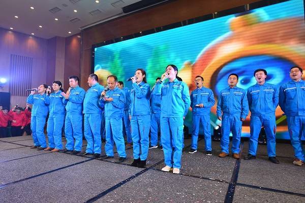 16图为迎春晚会合唱《团结的蓝精灵》.jpg 16图为迎春晚会合唱《团结的蓝精灵》.jpg