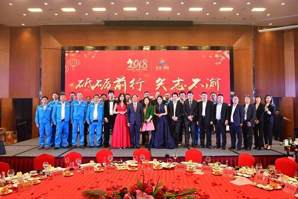 22图为迎春晚会万搏(中国)领导合影.jpg 22图为迎春晚会万搏(中国)领导合影.jpg