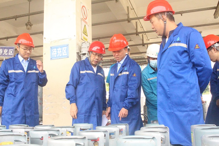 F:\yf\官网oa推文及图片年209\省、市、区各级市场监督管理局莅临万搏（中国）
能源股份有限公司督导调研燃气特种设备安全工作(1)\省、市、区各级市场监督管理局检查图片.jpg